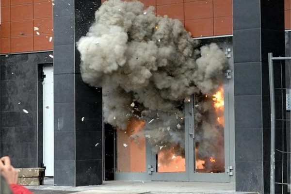 Сградата, чийто вход се взривява заради сцена от сериала.