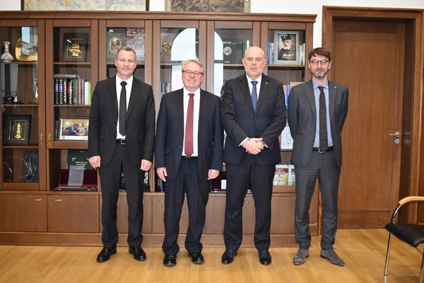 Главният прокурор Иван Гешев се срещна с посланика на Франция в България г-н Жоел Мейер и г-н Пиер де Монт, магистрат за връзка за регион „Балкани“ със седалище в Букурещ
Снимка: прокуратурата.