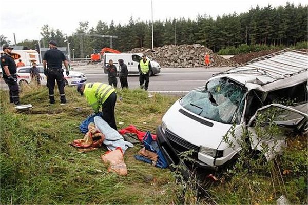 Полицаи помагат след   катастрофата на магистралата в Норвегия.