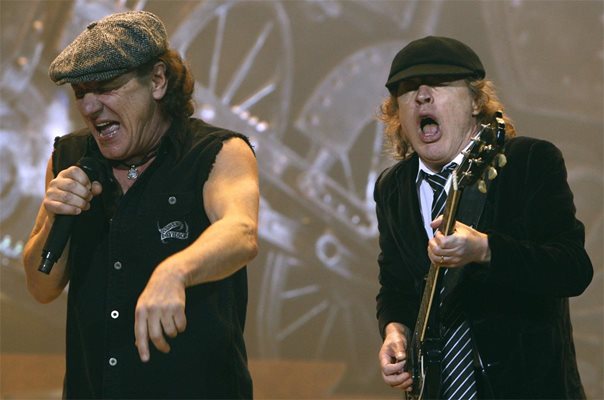 Вокалистът на АC/DC Браян Джонсън и китаристът  Ангъс Янг
по време на концерт пред  лондонска публика
