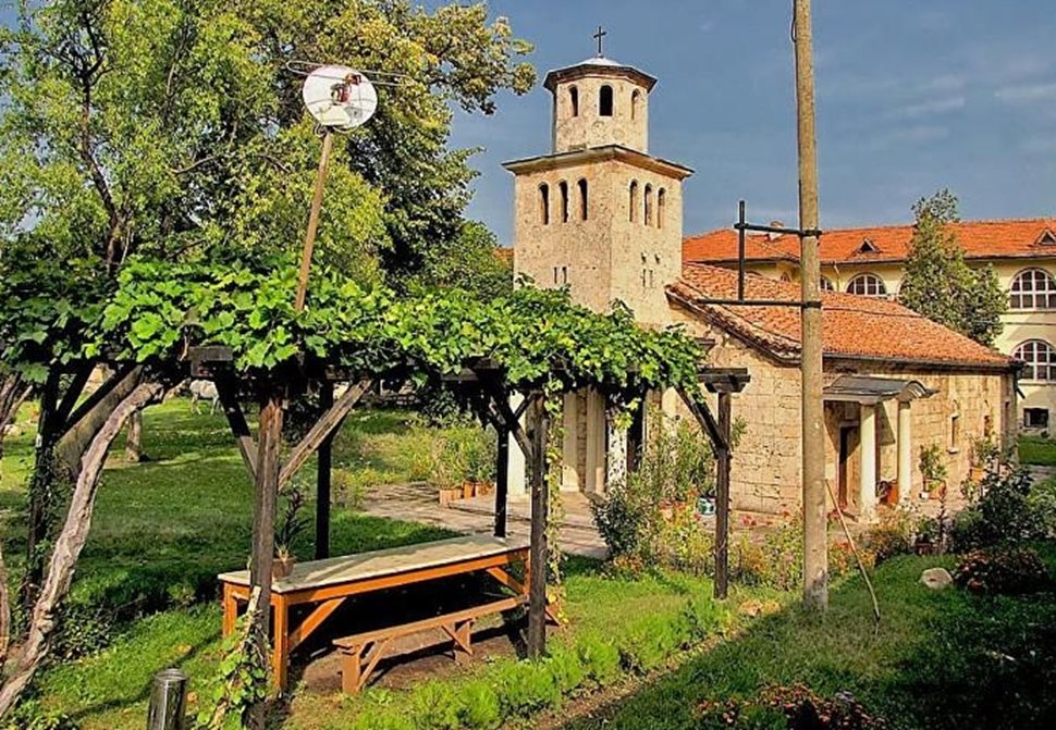 Манастир "Св. св. Петър и Павел" в село Баткун - в него се намира над 6-вековна лоза, която продължава да ражда грозде.