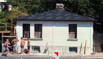 Двамата учители Петър Дънов и Георги Димитров живеят под един покрив в София