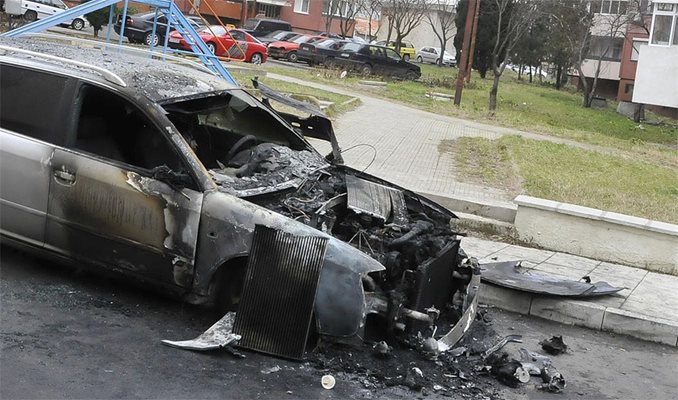 Кола изгоря на кръстовище в движение