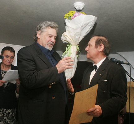На 24 май 2008 г. министърът на културата Стефан Данаилов връчва награда на Гуджунов за принос в развитието на българската култура и изкуство.
