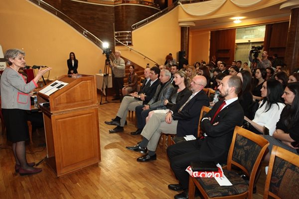 Ирина Бокова говори пред събралите се в нейна подкрепа