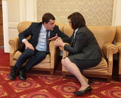 
Новоизбраният кмет на Перник Станислав Владимиров разговаря със соцлидерката Корнелия Нинова в кулоарите на парламента.