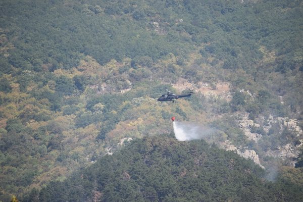 Военният хеликоптер излива вода над горящата местност край Карлово. Сн. Теодор Чолев