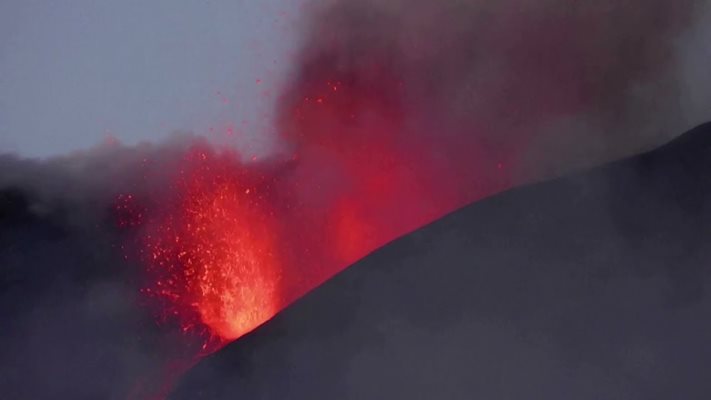 Етна изригва по залез