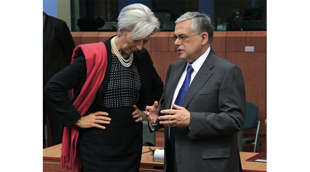 ЯДЕЦ: Шефката на МВФ Кристин Лагард и гръцкият премиер Лукас Пападимос обсъждат сделката, която ще ерозира доверието в държавните дългове. 