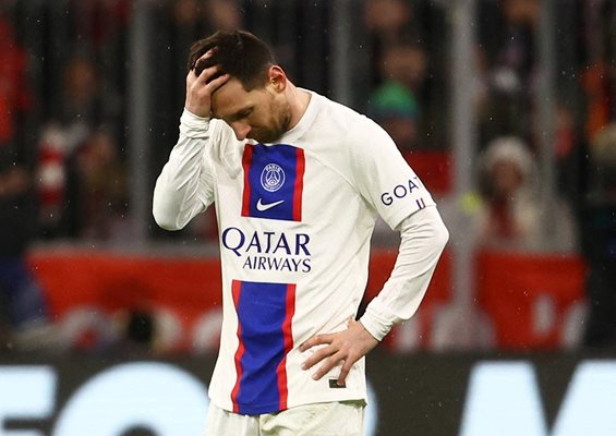 Лионел Меси се държи за главата след края на мача в Мюнхен.