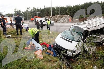 Полицаи помагат след   катастрофата на магистралата в Норвегия.