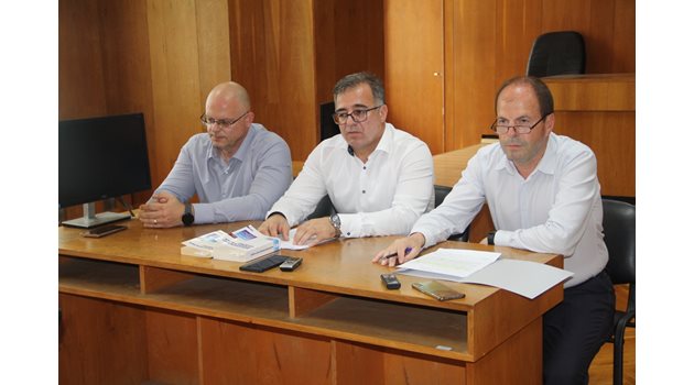 Наблюдаващият прокурор Атанас Илиев, окръжният прокурор в Смолян Недко Симов и шефът на полицията Цветан Цанков дадоха съвместен брифинг.