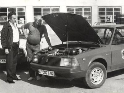 Милко Вълчев (вдясно) бил автоинструктор в Ловеч.
СНИМКИ: ЛИЧЕН АРХИВ