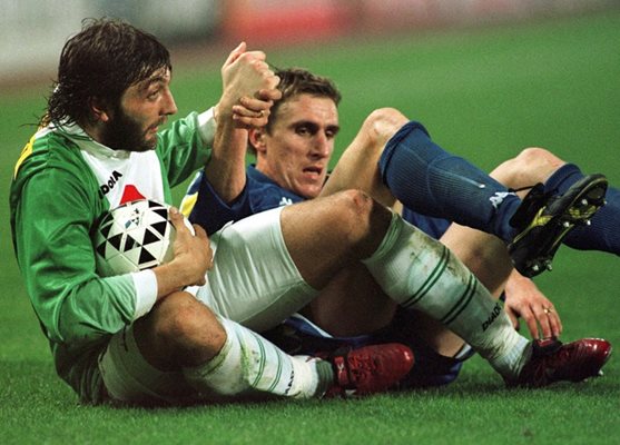 Трифон Иванов помага на Ален Бокшич да се изправи след сблъсък между двамата на мача от Шампионската лига между "Рапид" и "Ювентус". През есента на 1996 г. тимът на българския защитник прави 1:1 с носителя на трофея във Виена.