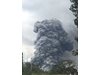 Облак от прах и пепел се издигна от върха на вулкана Килауеа след мощно изригване (Снимки)