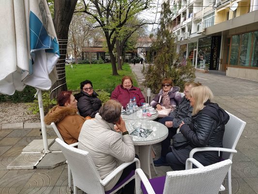 Млади пенсионерки гласуваха и седнаха на кафе на ул. "Младежка", но не са оптимистки, че след този вот ще дойдат по-добри дни за страната.