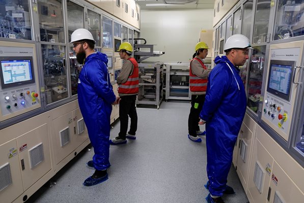 Работници в новата гигафабрика за батерии в Северна Франция. Снимка: Ройтерс