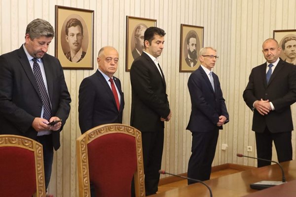 В сдържан тон премина кратката среща на лидерите на коалицията ПП-ДБ и кандидат-премиера Николай Денков с президента за връщането на изпълнения мандат.