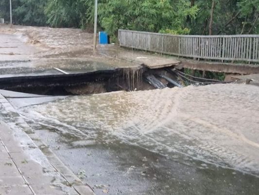 Един от скъсаните от пороите мостове в община Царево. Снимка: Фейсбук