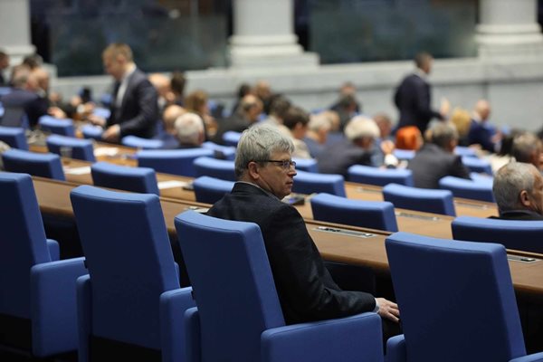 Станимир Михайлов пристигна в парламента, за да присъства на дебата по отстраняването си от поста управител на НЗОК