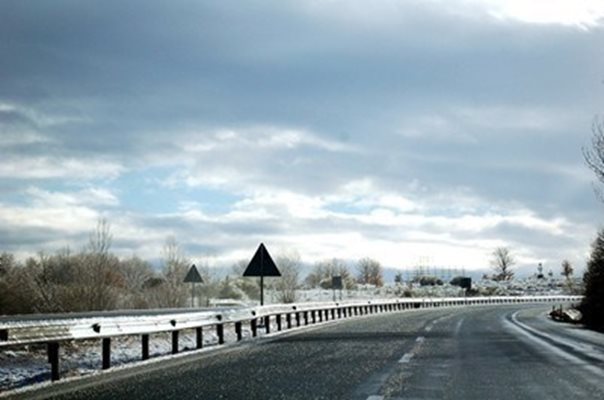 Временно движението по "Струма" в посока Кулата край Долна Диканя - в една лента