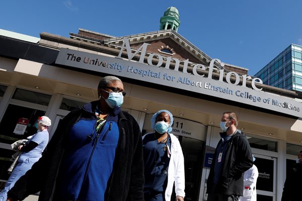 Медицински сестри протестират в Ню Йорк заради липса на маски в един от най-засегнатите от заразата региони на САЩ.