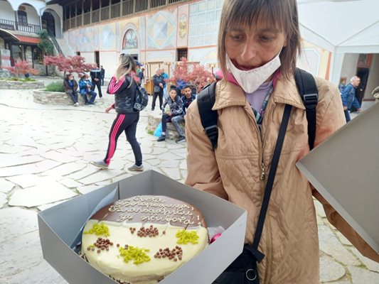 Силвия Лупова показва тортата, която децата от пазарджишкото училище "Отец Паисий" са направили за Божията майка.