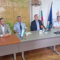 Районният прокурор на Пловдив Чавдар Грошев (вторият вдясно) призова абитуриентите да не се поддават на изкушението да шофират рисково. 
