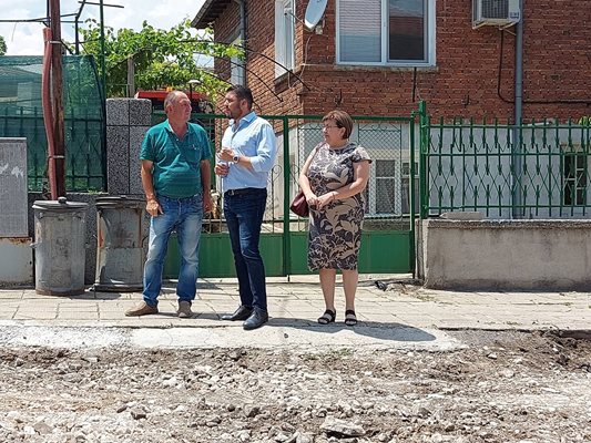 Кметът на община "Родопи" Павел Михайлов (в средата) инспектира ремонтните дейности.