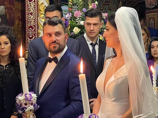 Георг Георгиев и съпругата му Виолета Манчева се врекоха един на друг в Троянския манастир