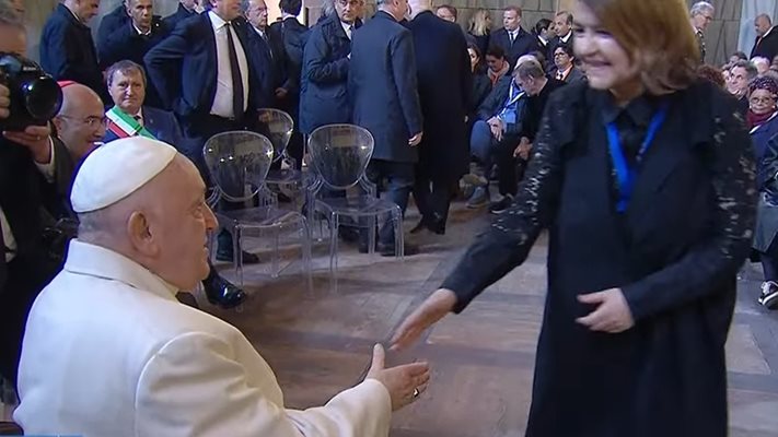 Д-р Надежда Джакова се ръкува с папата
Снимка: Личен архив
