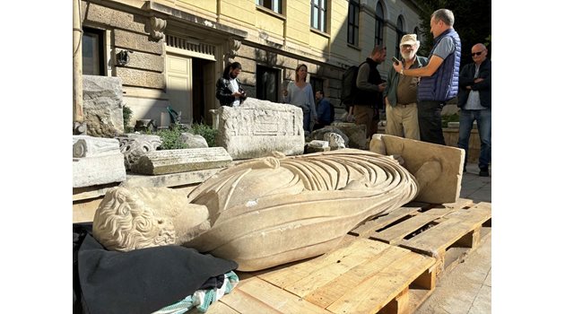 Археолози почистват статуята, намерена във Варна. 
СНИМКА: ОРЛИН ЦАНЕВ