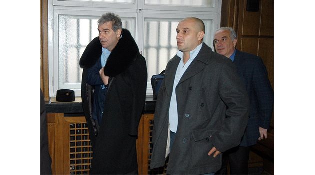 ТЕМИДА: Орлин Аврамов (вляво) и Пламен Калайджиев, съпруг на секретарката Димитрина, се явяват на поредното съдебно заседание.