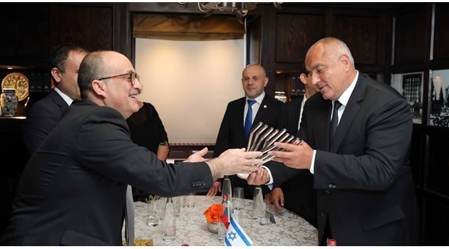 Премиерът получава символа менора от Световния еврейски конгрес.