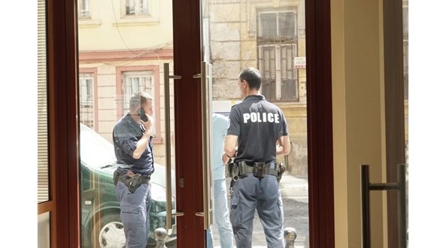Полицаи пред сградата на "24 часа" след получената бомбена заплаха вчера СНИМКА: Десислава Кулелиева