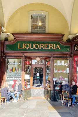 След дълъг и тежък локдаун, при това пълен, жителите на Торино се радват на нормалността, която включва еспресо в квартала.