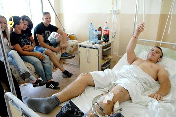 Левият крак на Петър е на екстензия. Докато е в болницата, при него идват приятелите му.