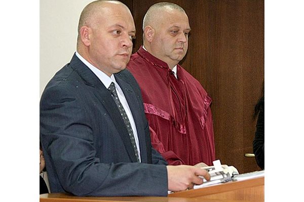 Инспекторът от КУИППД Георги
Чобанов (вляво) водеше битка за отнемане на хотела на Ванко 1 в полза на държавата и я спечели.
