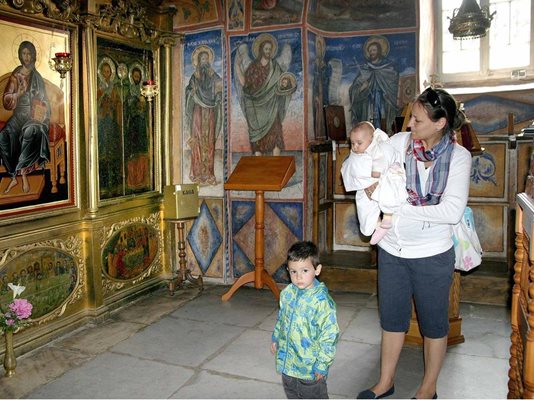 Майка води децата си в черквата към манастира