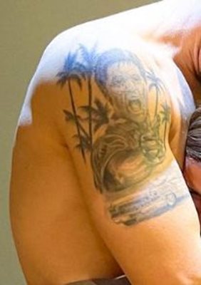 На рамото има татуировка с палми и Ал Пачино от филма "Белязаният"