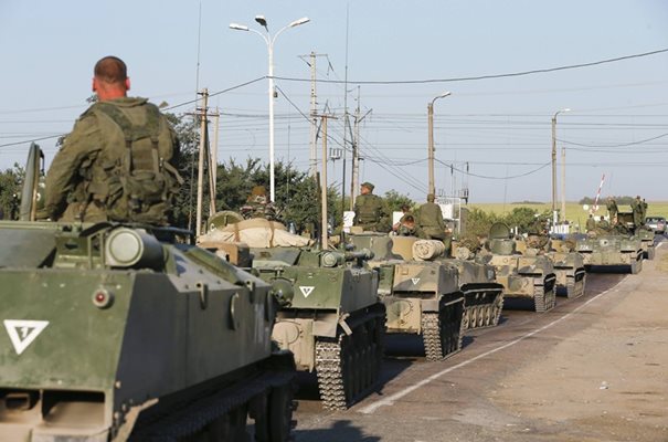 Руски военни седят върху БТР-и, които са се отправили към украинската граница в Ростовска област.
