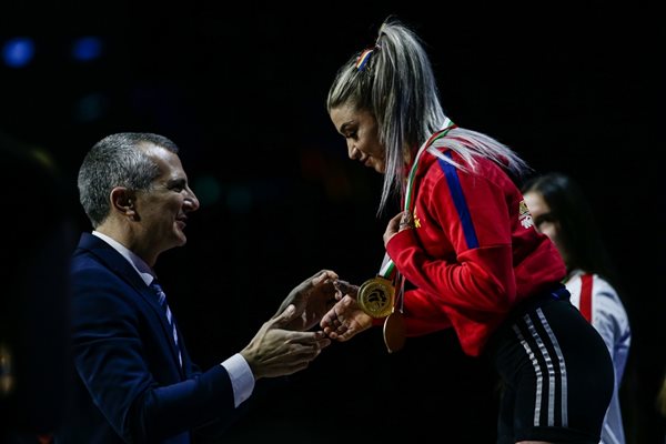 Димитър Илиев награждава Михаела-Валентина Кобей (Румъния), която стана европейска шампионка с европейски рекорд в двубоя.