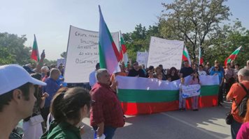 Жители на Брестовица блокираха Околовръстното на Пловдив с искане за чиста вода