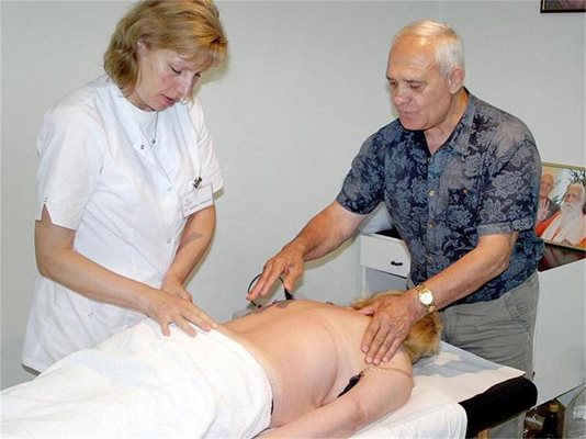 Гарабитов изпълнява процедура с апарата за матрично-ритъмна терапия.