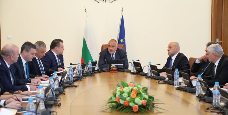 Премиерът Бойко Борисов изтъкна пред министрите, че България има с 2,3 млрд. по-малко задължения за миналата година в сравнение с 2016 г.