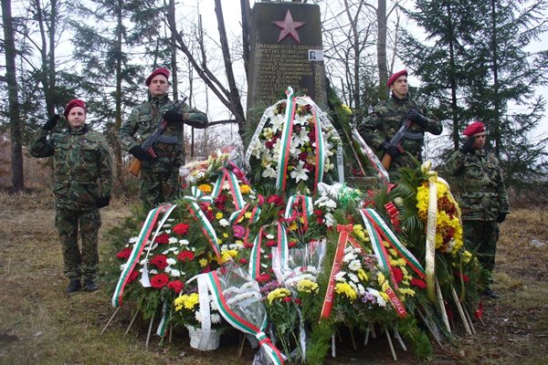 Разстреляните преди 75 години 18 ястребинци, сред които и 6 деца, бяха почетени днес с военни почести. Снимка: Ваньо Стоилов