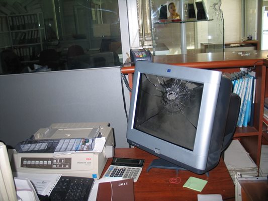 Стефан Стефанов стрелял напосоки в офиса. Един от куршумите уцелил компютър.