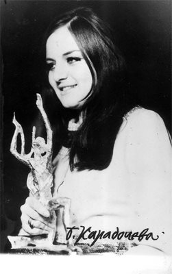 Богдана Карадочева с първата си статуетка “Златният Орфей” през 1969 г.