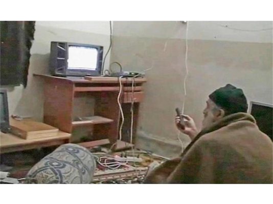 Осама гледа себе си по телевизията. Това е част от видеозапис, иззет при операцията и разпространен от Пентагона.