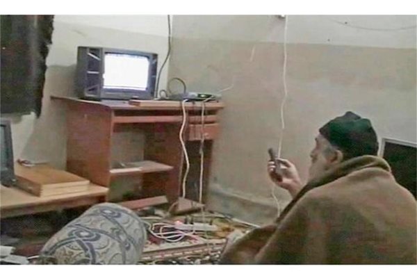 Осама гледа себе си по телевизията. Това е част от видеозапис, иззет при операцията и разпространен от Пентагона.